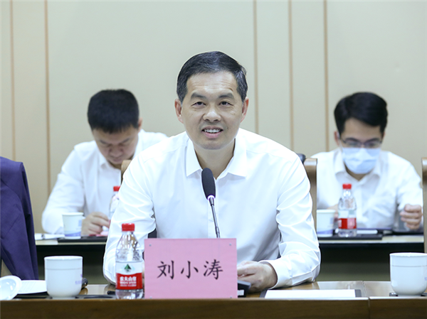 刘小涛与华中科技大学党委书记、中国工程院院士李元元等座谈交流。 图源：温州发布