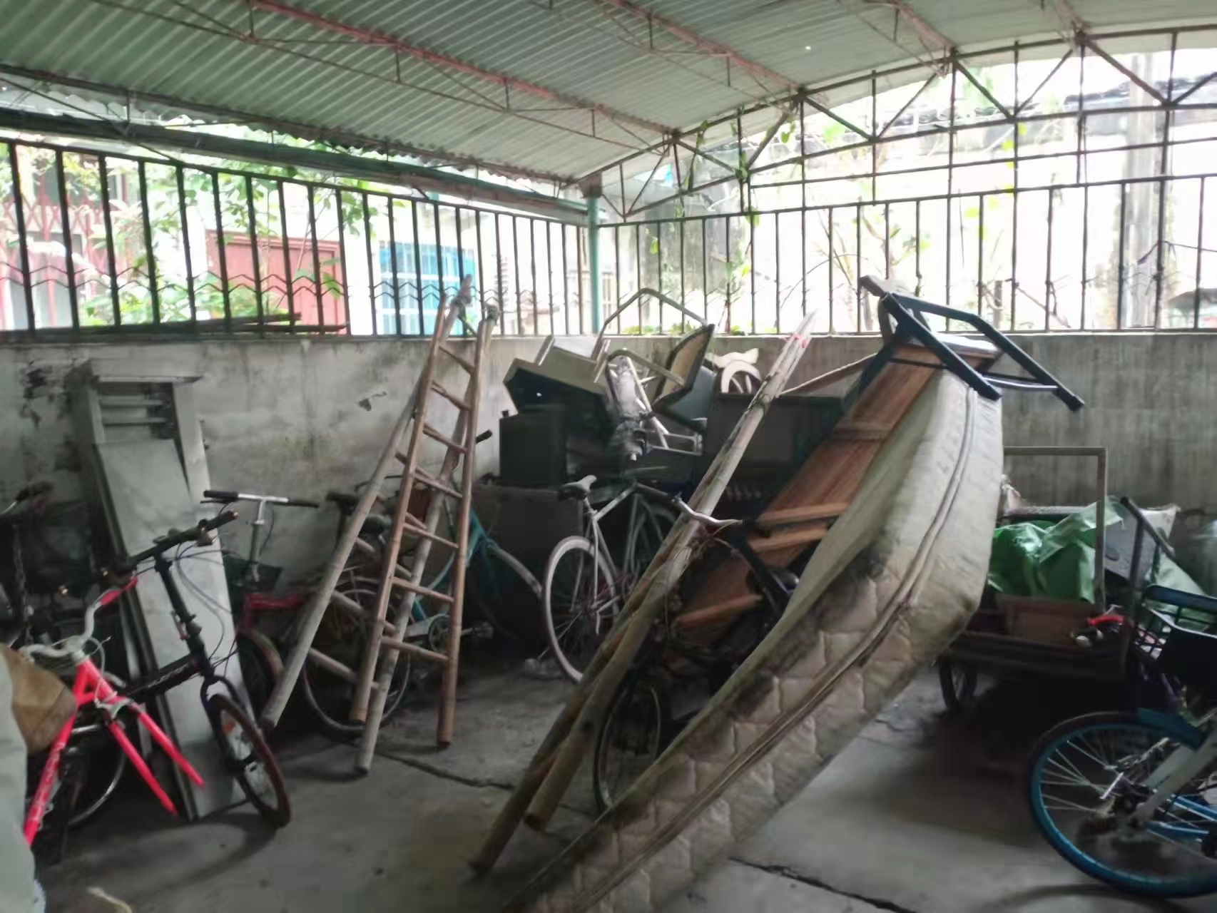违章车棚拆除前 图源：蒲鞋市街道