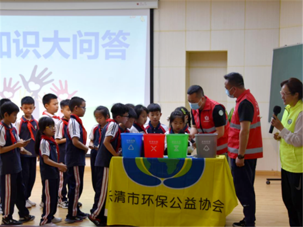 “垃圾分类进校园，绿色环保入童心”活动 图源：乐清市虹桥镇人民政府