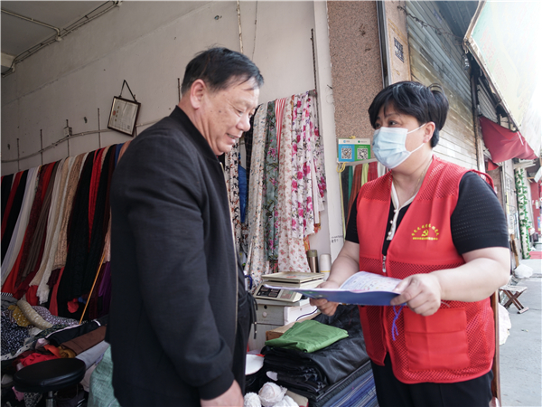横河社区书记吴海燕 图源：蒲鞋市街道