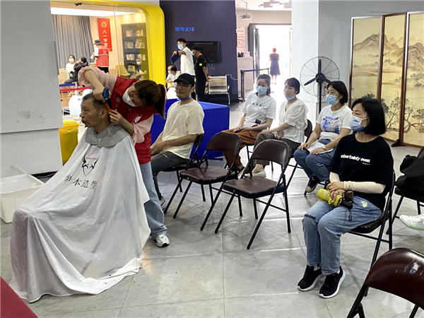 蒲鞋市街道为老年人接种“疫苗” 图源：蒲鞋市街道