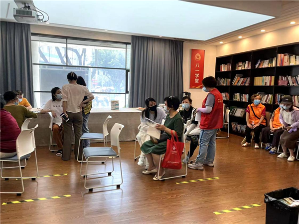 蒲鞋市街道为老年人接种“疫苗” 图源：蒲鞋市街道
