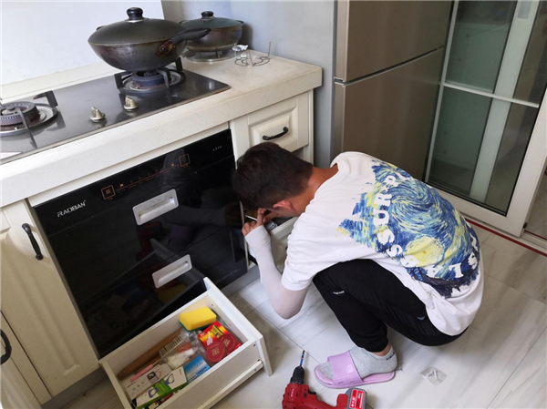 大南街道为独居老人家中配备“救命神器” 图源：大南街道